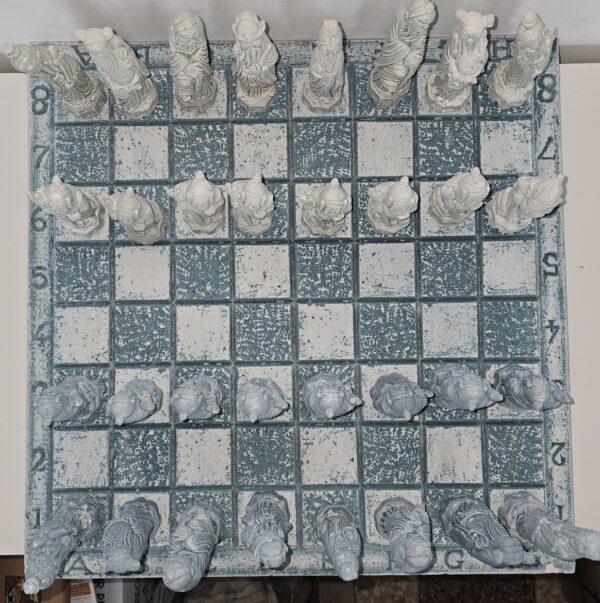 20251026_130451 Échiquier en pierre reconstitué, thème empereur asiatique
