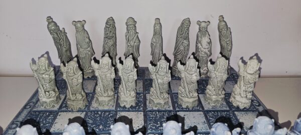 20251026_130457 Échiquier en pierre reconstitué, thème empereur asiatique