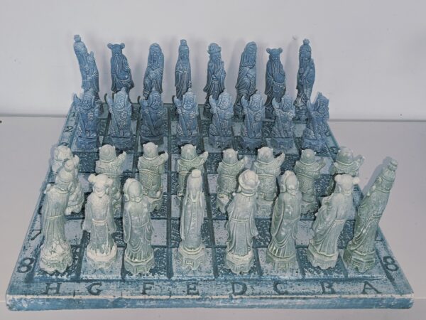 20251026_130557 Échiquier en pierre reconstitué, thème empereur asiatique