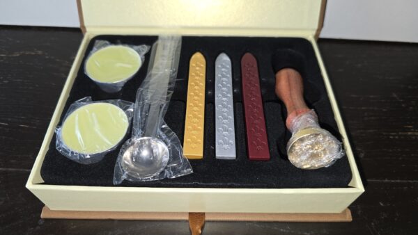 Coffret sceau en cire, poignée en bois + Bâtons de cire 3 couleurs.