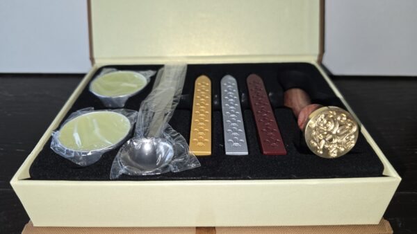 Coffret sceau en cire, poignée en bois + Bâtons de cire 3 couleurs.