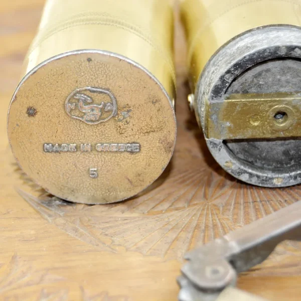 Ancien moulin à poivre ou a café en laiton de 1947 fait en Grèce