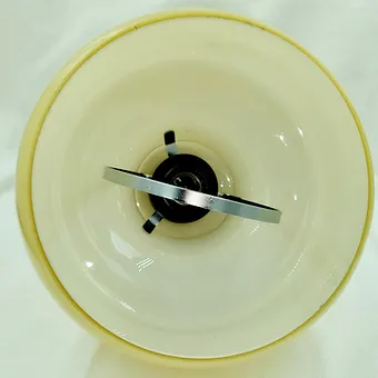 85b9c5_1eeea4042cf84cde9743f4ba70e4df5f~mv2 Lampe à suspendre en verre opaline de 1970