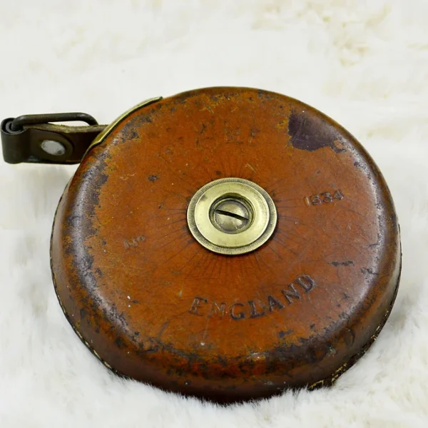 85b9c5_20505d5a3c2f4cfaa62fbc7a9625150d~mv2 Décamètre Chastermans Sheffield 10 m En Cuir N° 1534