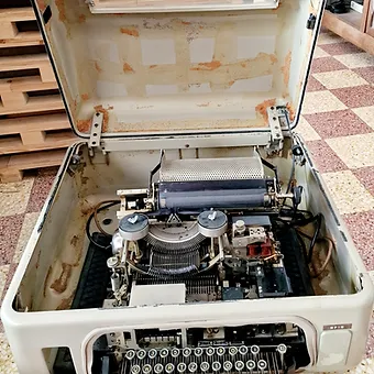 85b9c5_280781c2c03a4b6084463050b1ab057a~mv2 Télétype coque OLIVETTI 5710 moteur et machine siemens
