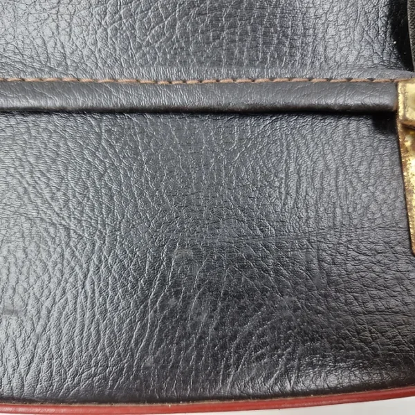 85b9c5_2e3400aee6104b1899ad00ae1a14980f~mv2 Ancienne petite sacoche / valise / valisette