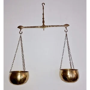 85b9c5_2fccd90f9b7f4f53a9e89f30e376d5ff~mv2 Ancienne grande balance 1736 entièrement en laiton