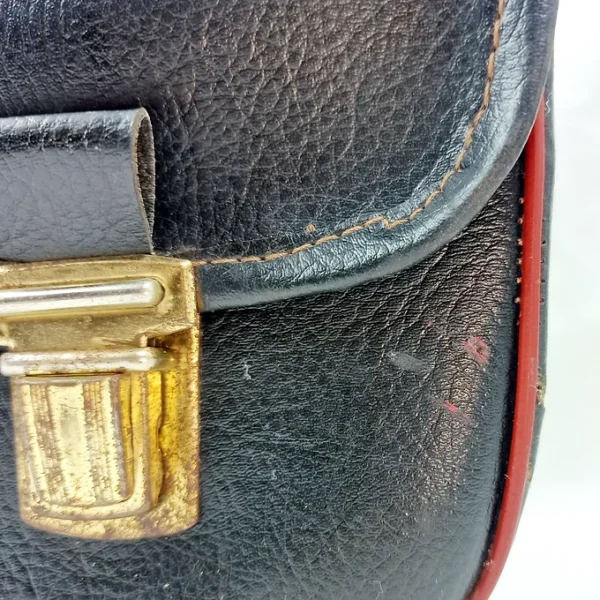 85b9c5_327afb6ed65a4ac29020206a4af96f39~mv2 Ancienne petite sacoche / valise / valisette