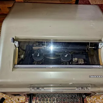 85b9c5_35ac516d741048d7a13b02894286ceba~mv2 Télétype coque OLIVETTI 5710 moteur et machine siemens