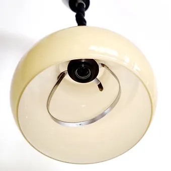 85b9c5_3dde28141dfc442583c5c74fef974456~mv2 Lampe à suspendre en verre opaline de 1970