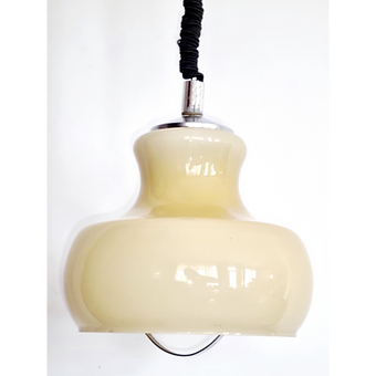 85b9c5_4c8820c742b048709d7608669c6c4083~mv2 Lampe à suspendre en verre opaline de 1970