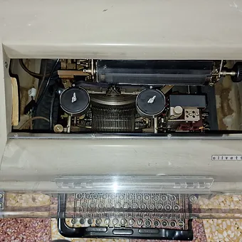 85b9c5_541b4457688641e5bfb397d0cd285c8b~mv2 Télétype coque OLIVETTI 5710 moteur et machine siemens