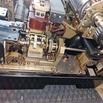 85b9c5_5c3b46a974c14566807529fc20282ac6~mv2 Télétype coque OLIVETTI 5710 moteur et machine siemens