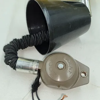 85b9c5_6230b019108f43459d181e63e09cd862~mv2 Lampe à suspendre en verre opaline de 1970