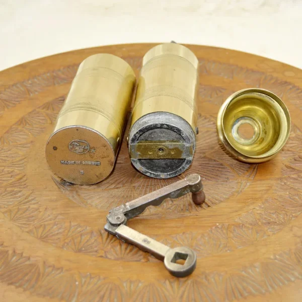 Ancien moulin à poivre ou a café en laiton de 1947 fait en Grèce