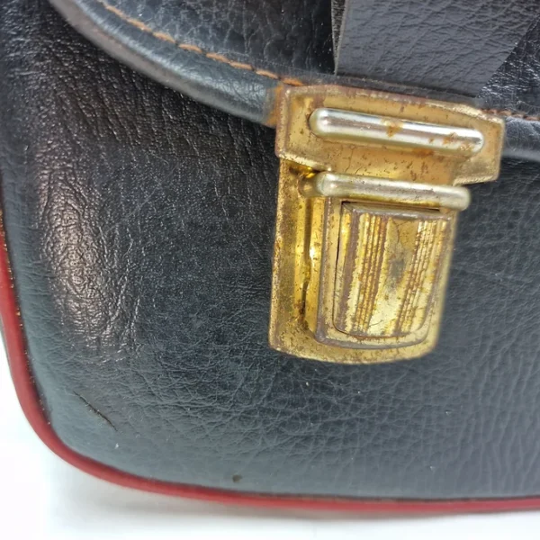 85b9c5_74bc3f71e68d49fca848e9fbf59eb063~mv2 Ancienne petite sacoche / valise / valisette