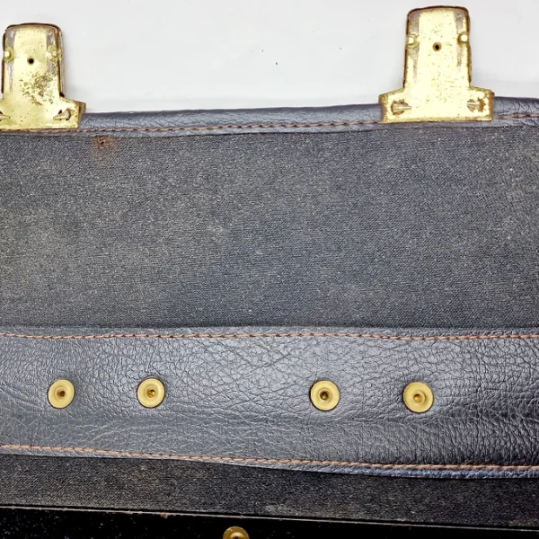 85b9c5_9175895251864689bf066cf1f66e57d8~mv2 Ancienne petite sacoche / valise / valisette