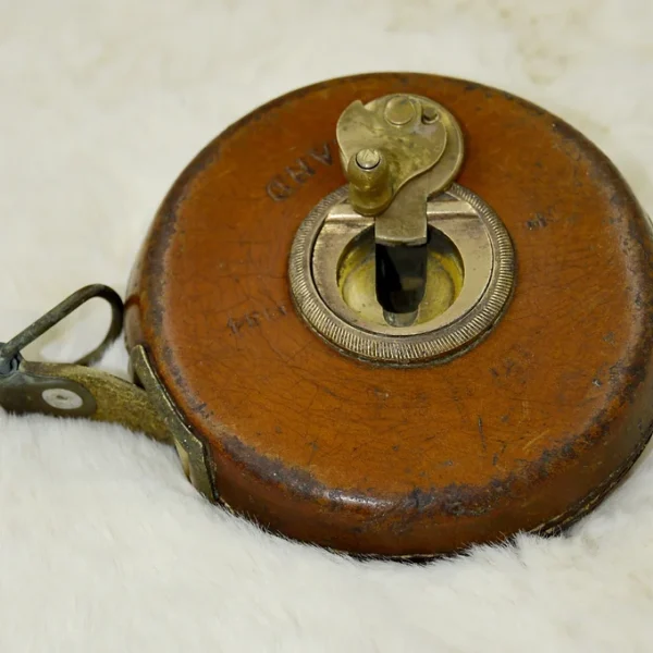 85b9c5_9ec5943b11a74633b28268489ad6ef4a~mv2 Décamètre Chastermans Sheffield 10 m En Cuir N° 1534