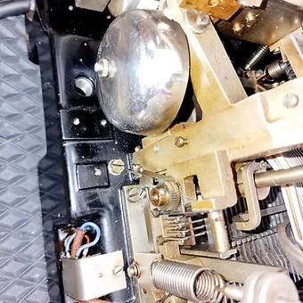 85b9c5_a190aef1167846279af120c42e77bdc6~mv2 Télétype coque OLIVETTI 5710 moteur et machine siemens