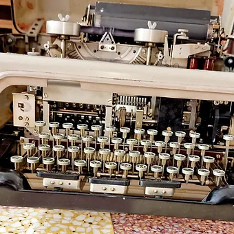 85b9c5_a75f0e03ed8a47f6a2ff5740f4f695cf~mv2 Télétype coque OLIVETTI 5710 moteur et machine siemens