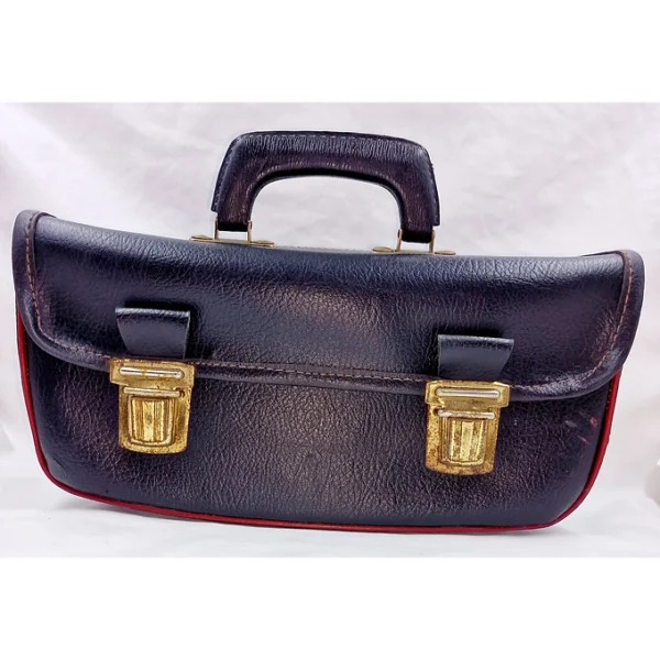 85b9c5_afda2545beb54ae2acfc358a8858951d~mv2 Ancienne petite sacoche / valise / valisette