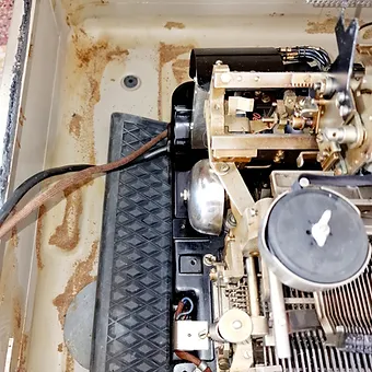 85b9c5_bb41ef9022bd4884ab191003ac45703d~mv2 Télétype coque OLIVETTI 5710 moteur et machine siemens