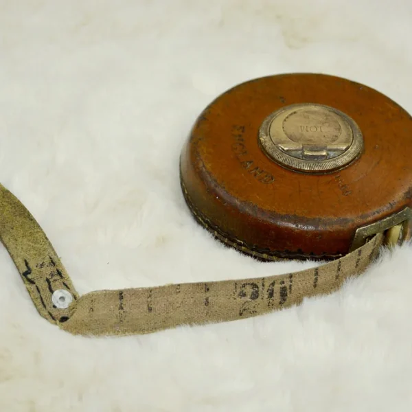 85b9c5_da1e94db937c4e0cae43ed748295e010~mv2 Décamètre Chastermans Sheffield 10 m En Cuir N° 1534