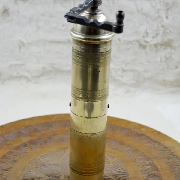 Ancien moulin à poivre ou a café en laiton de 1947 fait en Grèce