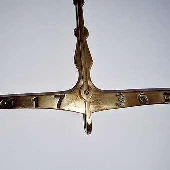 Ancienne grande balance 1736 entièrement en laiton