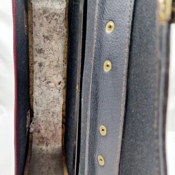 85b9c5_f87a2ac20a97400a924668ad462e6597~mv2 Ancienne petite sacoche / valise / valisette