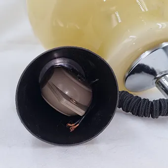 85b9c5_ffeb3e3907d54aaa8ed1e1d1fcb29526~mv2 Lampe à suspendre en verre opaline de 1970