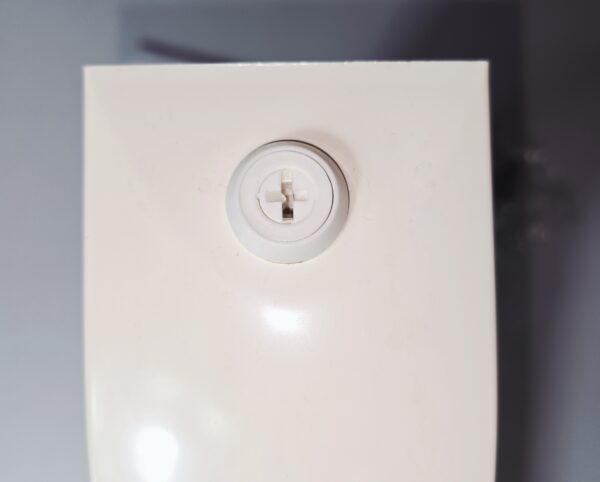 Distributeur de savon TITUS avec clé et fixations.