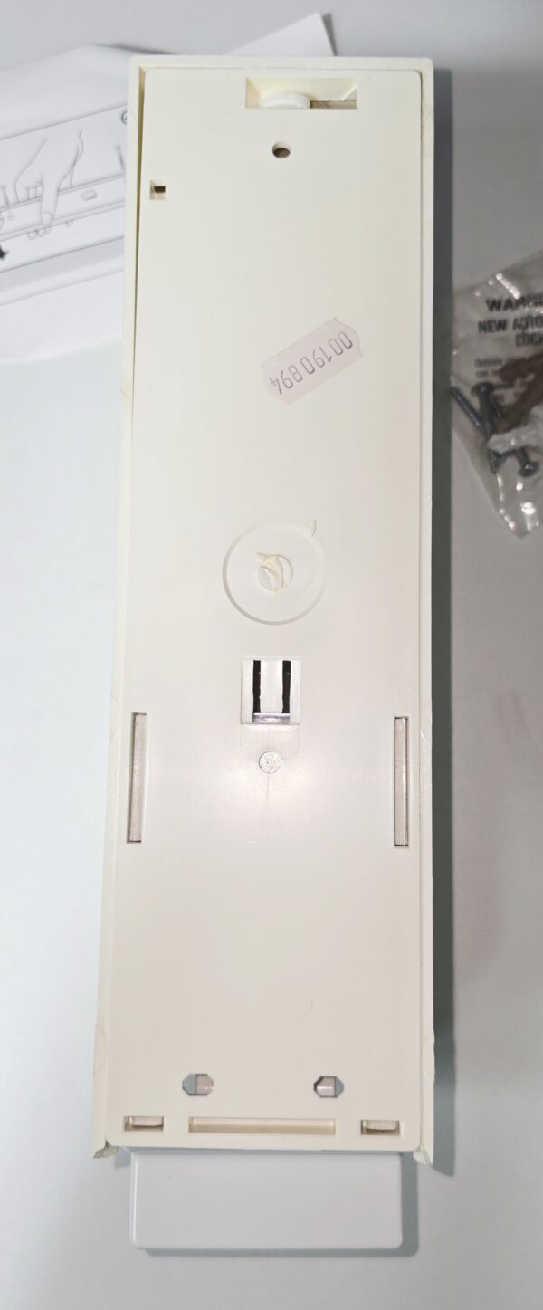 Distributeur de savon TITUS avec clé et fixations.