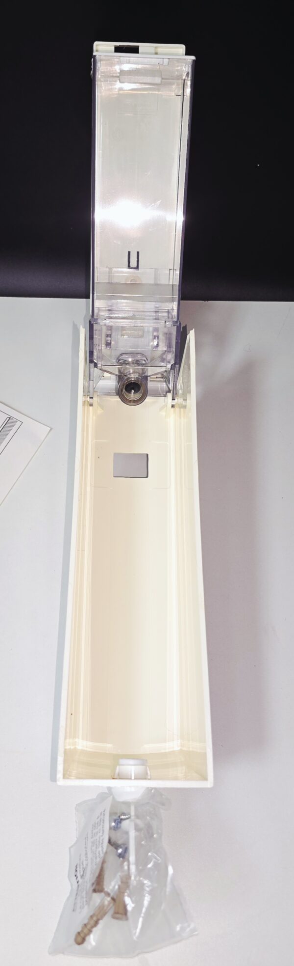 Distributeur de savon TITUS avec clé et fixations.