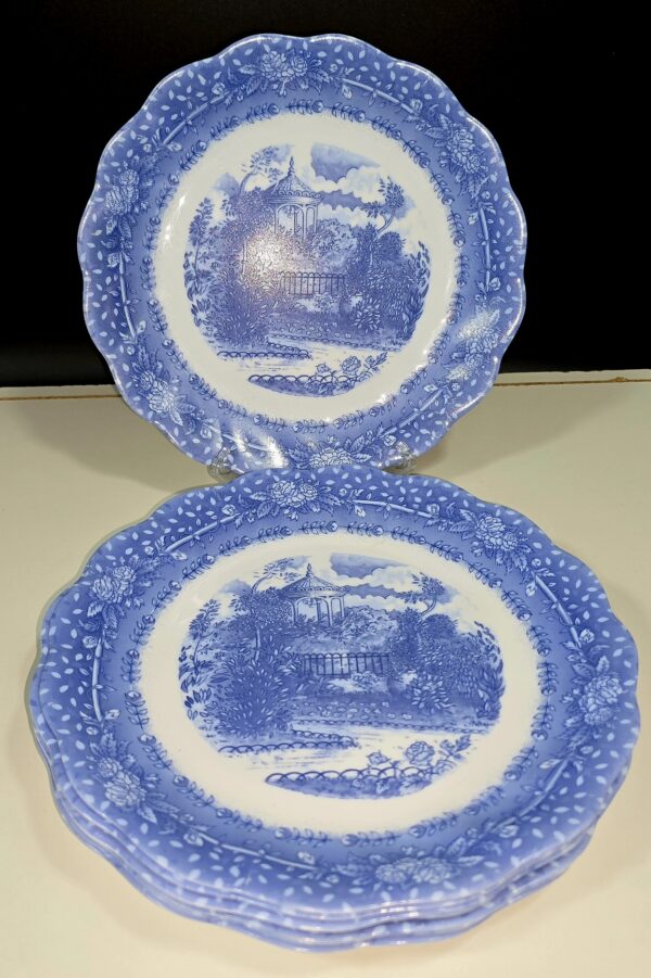 Lot 8 assiettes Arcopal 25 cm. Décor jardin gloriette.