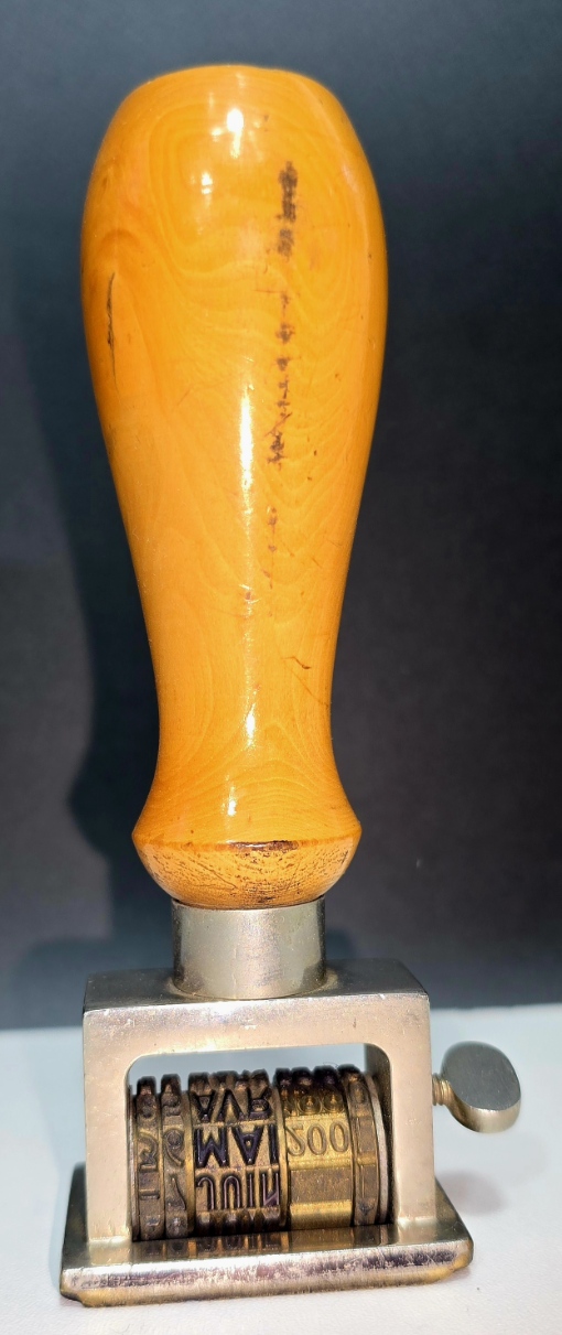 Ancien Tampon Dateur en Bronze, Bois et Métal 13cm