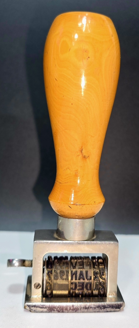 Ancien Tampon Dateur en Bronze, Bois et Métal 13cm