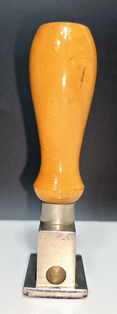 Ancien Tampon Dateur en Bronze, Bois et Métal 13cm