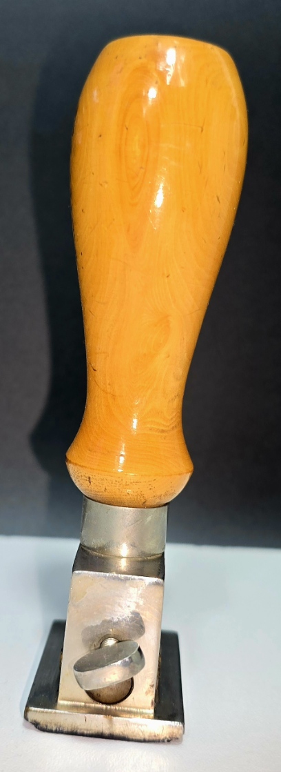 Ancien Tampon Dateur en Bronze, Bois et Métal 13cm