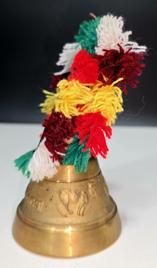 20260127_105044 Cloche de Vache "Le Hérisson" Vintage - Laiton et Cuir 5X6.8cm