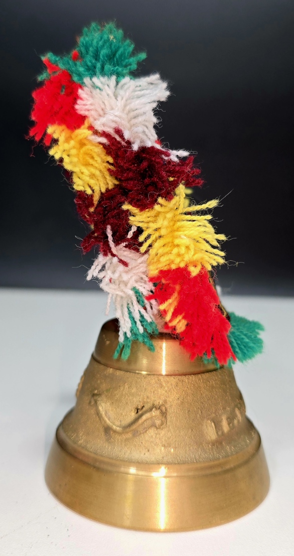 20260127_105051 Cloche de Vache "Le Hérisson" Vintage - Laiton et Cuir 5X6.8cm