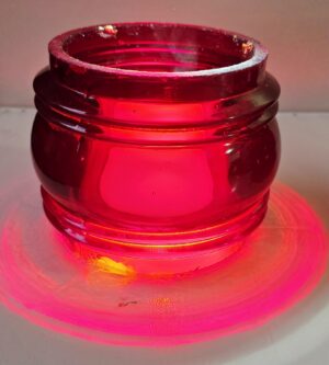 20260203_082402 Isolateur Ancien Verre Rouge Sélénium / Rubis - Rare Couleur de Signalisation